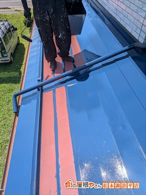 上塗りで仕上げの光沢を付与